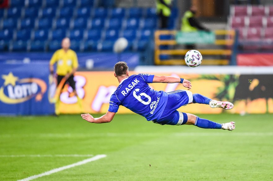 Damian Rasak w meczu z Wisłą Kraków (3:0) zdobył swoją pierwszą bramkę w ekstraklasie po takim strzale.