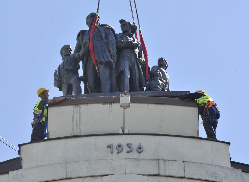 Trenutak vraćanja statue