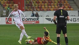 Sędzia przerwał mecz Jagiellonia - Raków. Powodem wulgarny transparent obrażający jego kolegę