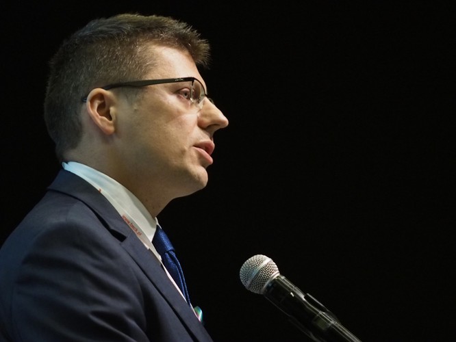 Wiceminister sprawiedliwości przekonywał na kongresie, że reforma wymiaru sprawiedliwości nie godzi w niezawisłość sędziów i niezależność sądów. Zapowiedział, że w przyszłym tygodniu zostanie zgłoszona poprawka do ustawy o Krajowej Radzie Sądownictwa, która ma być wyjściem naprzeciw postulatom zarówno opozycji, jak i środowisk prawniczych oraz sugestiom OBWE. Kiedy Warchoł zarzucił środowisku sędziowskiemu, że nie oczyściło się po czasach PRL, większość zgromadzonych w proteście opuściło salę.