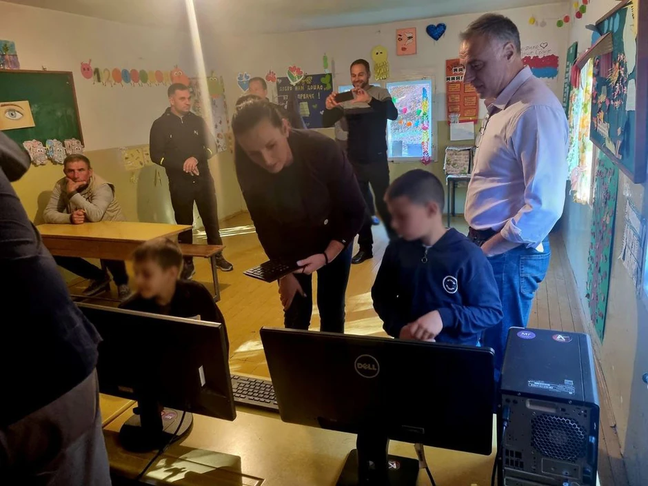 Mirjana Katić i Aleksandar Kavčić instaliraju računare u seoskoj školi u Dušmanićima