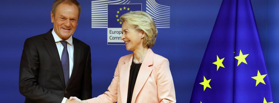 Kandydat ugrupowań bloku opozycyjnego na premiera, Donald Tusk, z przewodniczącą Komisji Europejskiej Ursulą von der Leyen podczas swojej powyborczej wizyty w Brukseli 25 października 2023 r. Wizyta była elementem politycznej strategii mającej na celu uzyskanie przez Polskę pieniędzy z KPO.