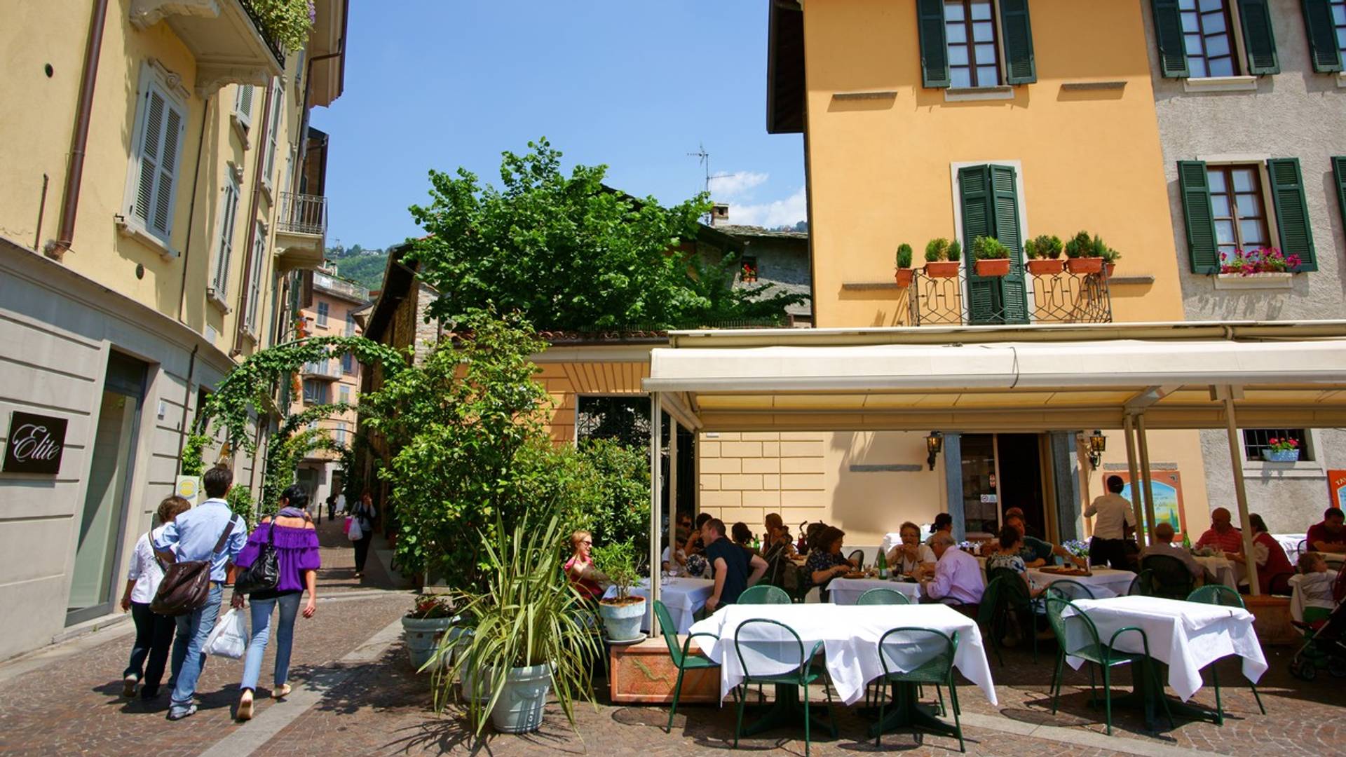 Svi dele natpis iz restorana u Srbiji u kojem je zabranjuje ulaz vakcinisanima i pitaju se isto