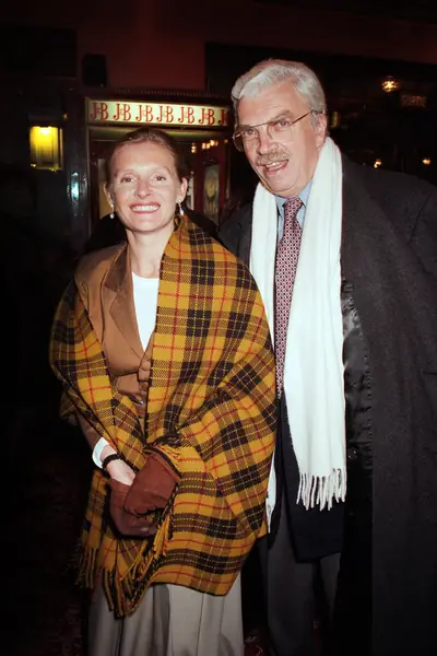 Daniel Toscan du Plantier i żona Sophie Toscan du Plantier uczestniczą w premierze „La Visite de la vieille dame” 22 stycznia 1996 roku w Paryżu / Zdjęcie: Stephane Cardinale/Sygma via Getty Images