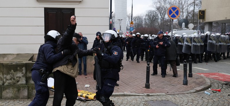 Dantejskie sceny pod Sejmem. Protest rolników wymknął się spod kontroli, ranni policjanci