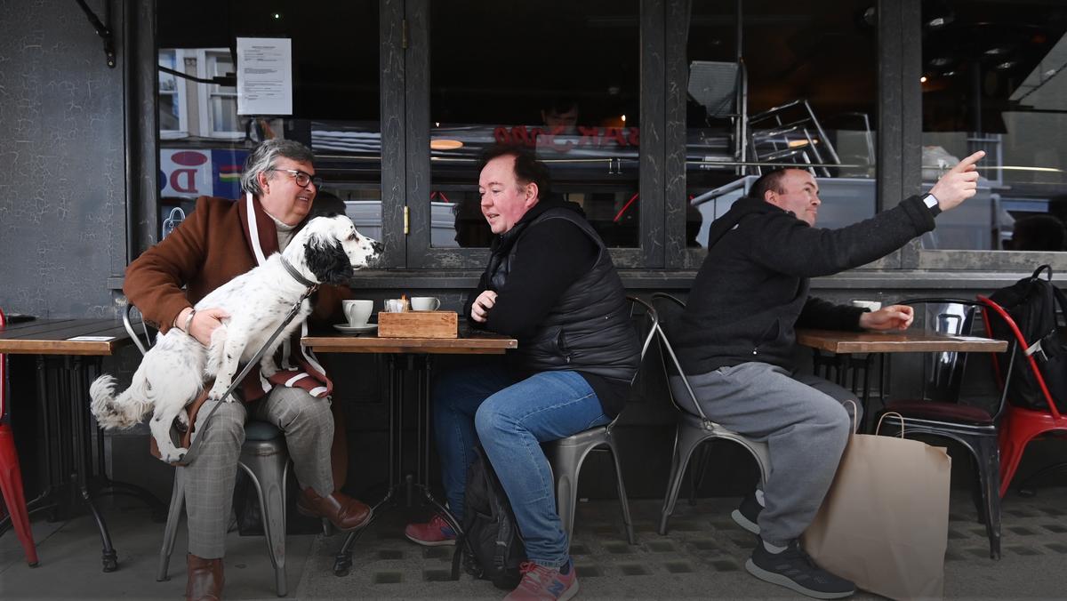 W Anglii od dziś otwarte puby, klienci szturmują restauracje