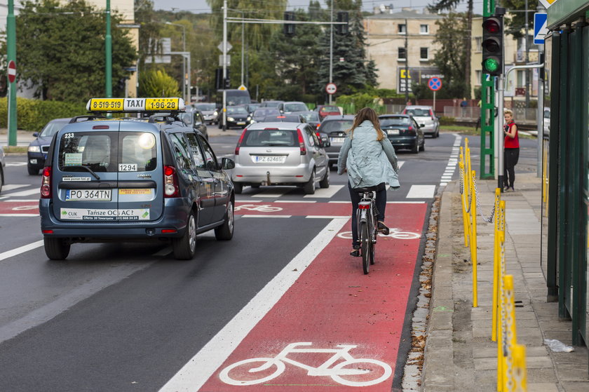 Rowerowy bubel na ulicy Pułaskiego. Tuż obok śluzy dla cyklistów