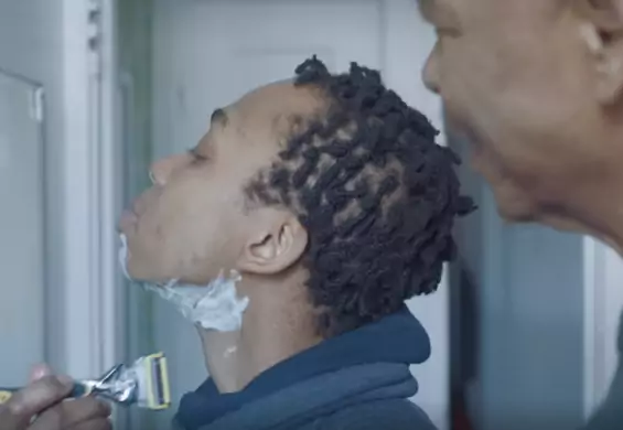 Reklama, w której transpłciowy chłopiec goli się po raz pierwszy. Pomaga mu ojciec