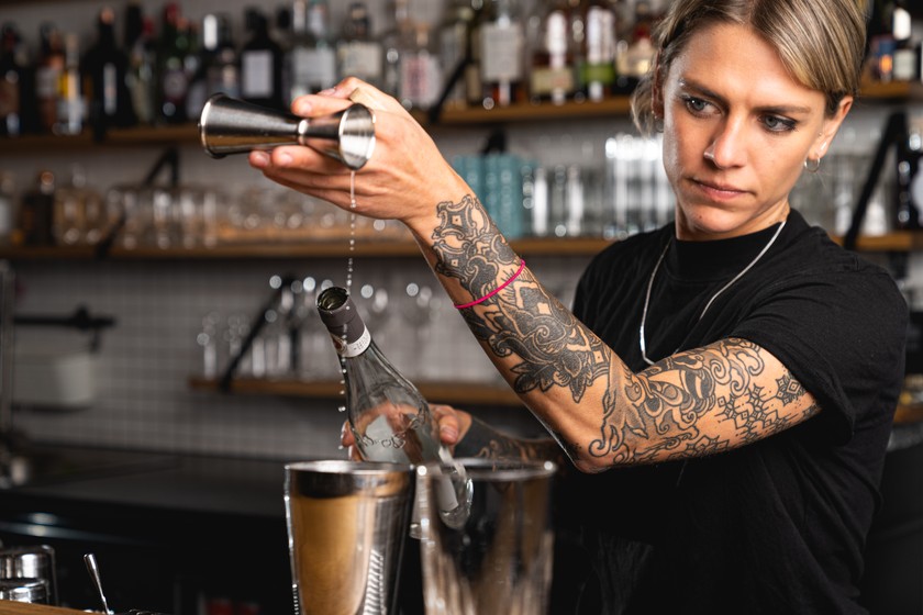 Judy Lauber (31 ans) est mixologue par passion et depuis 2015 responsable d’équipe et barmaid en chef au Karel Korner à Lucerne. Elle est responsable du concept et de la carte ainsi que du choix de l’assortiment. En 2018, Judy Lauber a également créé la société Room Service, le service de catering de cocktail au bar Karel Korner.
