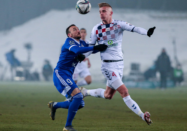 Piłkarz Górnika Zabrze Aleksander Paluszek (P) i Andrzej Prokic (L) ze Stali Mielec podczas meczu Ekstraklasy