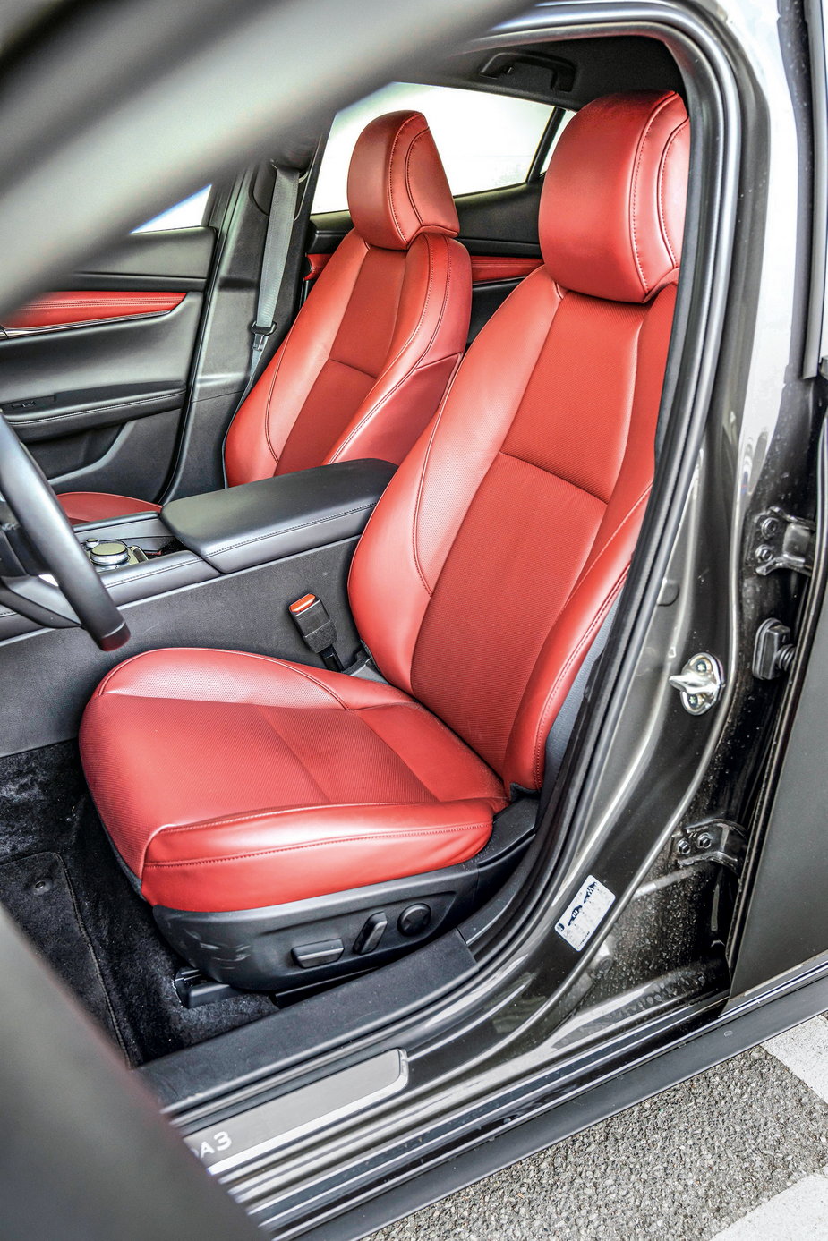 Mazda 3: wygodne przednie fotele ze skórzaną tapicerką oraz elektryczną regulacją i pamięcią ustawień.