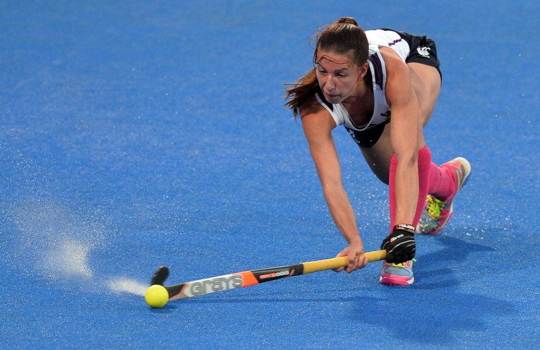 Piękne dziewczyny grają w hokeja... na trawie