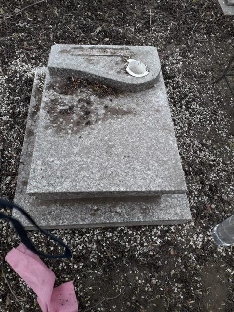 Elvitték a régi követ, aminek a helyén ez a torzó maradt, de még a díszkavicsot is felszedték