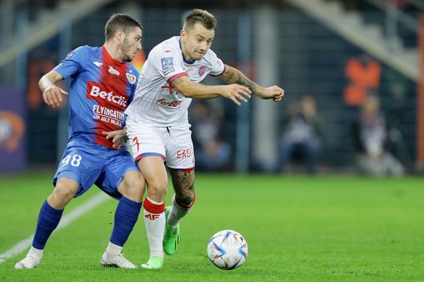 Piłkarz Piasta Gliwice Alexandros Katranis (L) i Vladan Kovacevic (P) z Rakowa Częstochowa podczas meczu Ekstraklasy