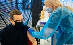 Premier przyjął trzecią dawkę szczepionki przeciw COVID-19