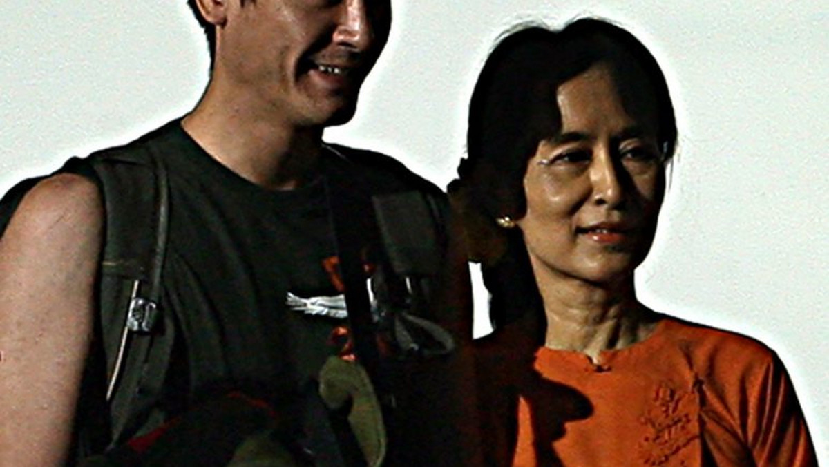 Wojskowa junta rządząca Birmą publicznie skrytykowała dzisiaj prodemokratyczną działaczkę Aung San Suu Kyi - po raz pierwszy, od kiedy 13 listopada została ona zwolniona z trwającego siedem lat aresztu domowego.