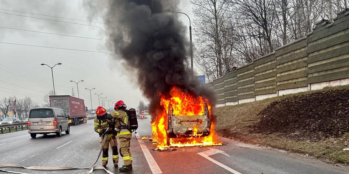 Mercedes vito stanął w płomieniach na Rozdzieńskiego w Katowicach. 