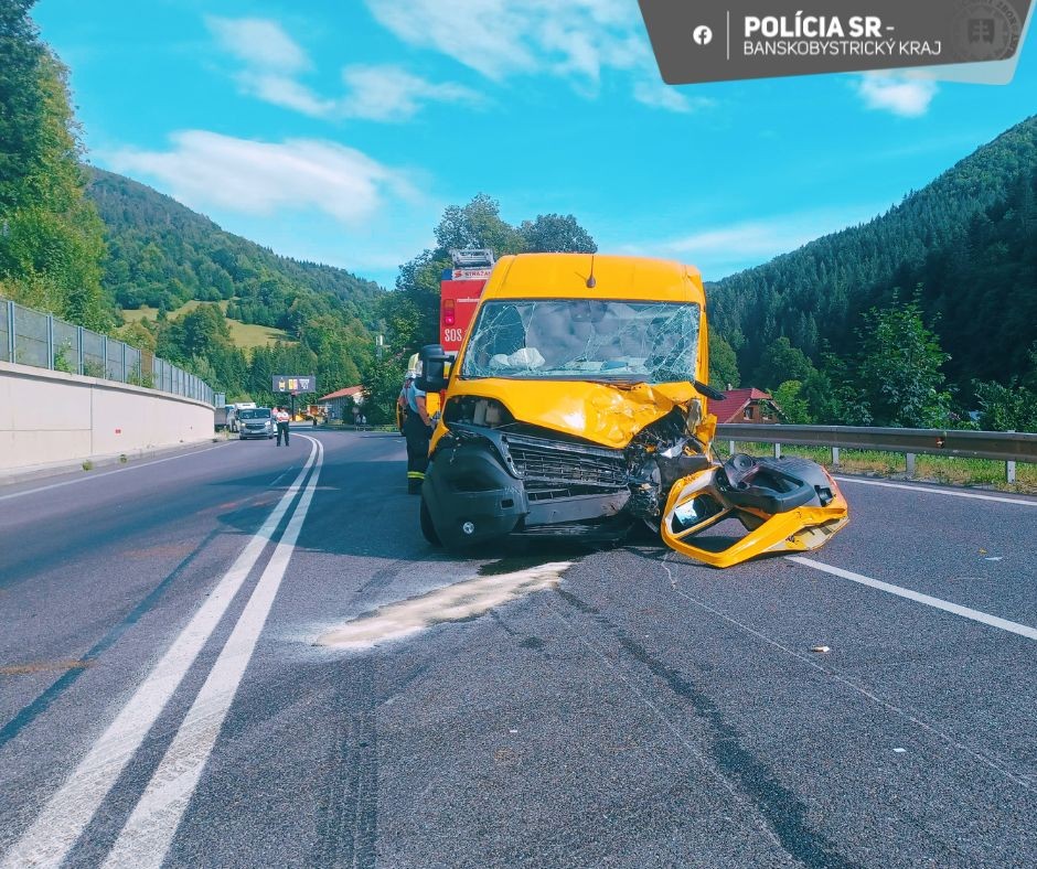Čelnú zrážku dodávok neprežil jeden človek.
