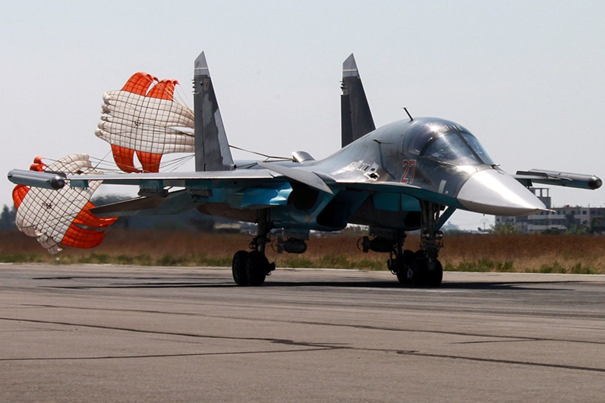 Rosyjski wielozadaniowy bombowiec taktyczny SU-34, klasyfikowany również jako samolot myśliwsko-bombowy stacjonujący w bazie lotniczej w Chejmim, w pobliżu portowego miast Latakia. fot. EPA/RUSSIAN DEFENCE MINISTRY PRESS SERVICE/HANDOUT Dostawca: PAP/EPA.