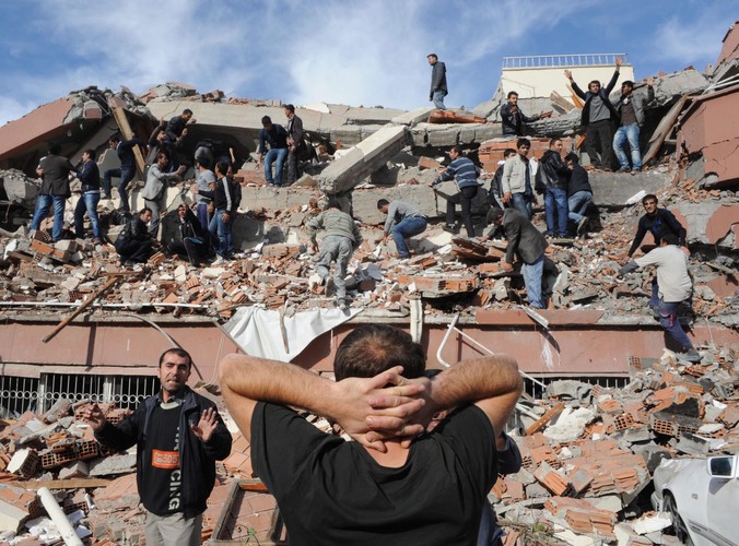 Akcja ratunkowa po trzęsieniu ziemi w Van