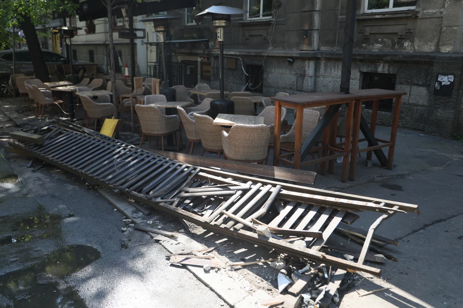 Uništena ograda kafića u Ulici Strahinjića Bana