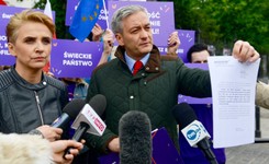 Biedroń chce filmu Sekielskiego w TVP. 'Brudziński powinien od 6 rano przesłuchiwać 22 biskupów'