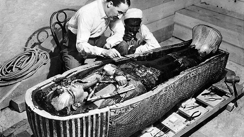 Howard Carter nad sarkofagiem Tutanchamona w 1922 roku - domena publiczna