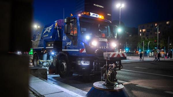 ZOM posprzątał już gruntownie drogi po zimie. Od kwietnia rozpoczął regularne zamiatanie i mycie 1300 km warszawskich ulic.