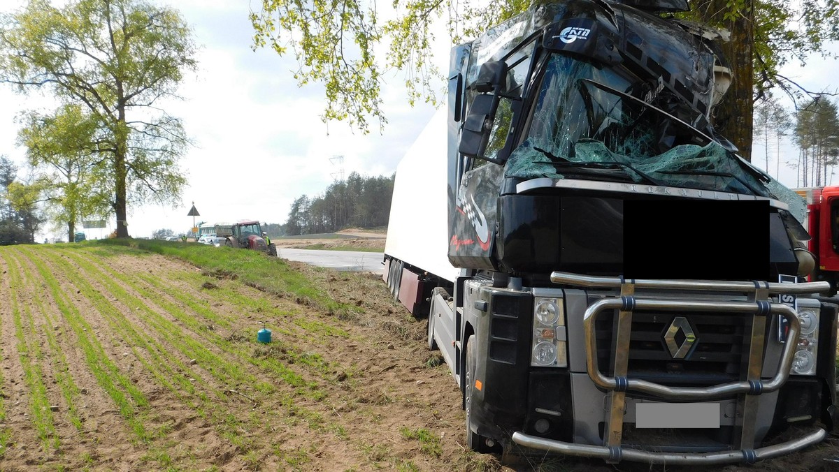 Mężczyzna za kierownicą tira zginął na miejscu w tragicznym wypadku na drodze krajowej numer 8 w okolicach miejscowości Pęsy-Lipno (powiat zambrowski). Ruch drogowy na trasie Zambrów-Białystok odbywa się już płynnie.