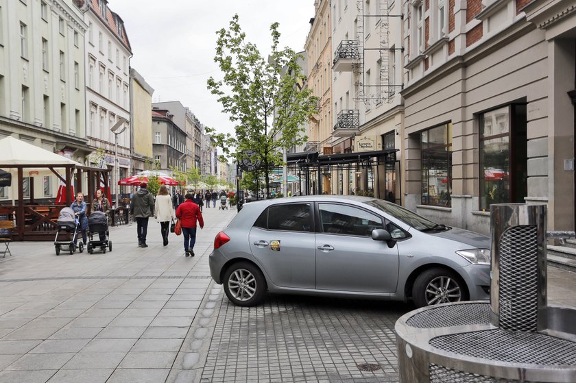 Katowice. Zepsute słupki na Mariackiej blokujące wjazd na ulicę