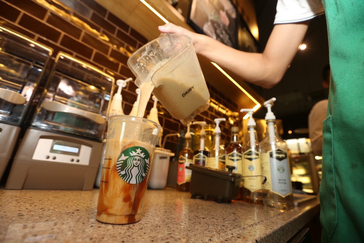Starbucks właśnie wymyśla się na nowo. Słabe wyniki, wściekli pracownicy i zniecierpliwieni klienci
