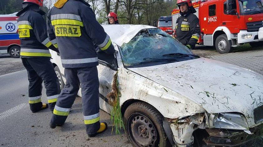 19-latek jechał na maturę i wpadł do rowu