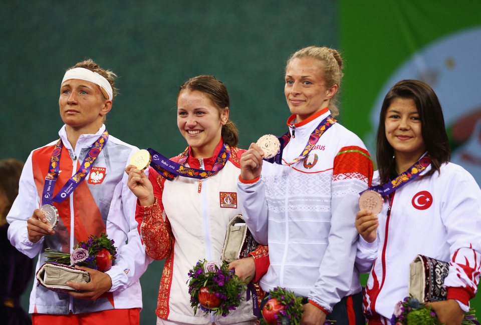 Roksana Zasina (z lewej) (srebrny medal) - zapasy, kat. 53 kg