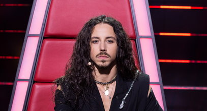 Michał Szpak zaskoczył ubiorem na uroczystej gali. Kusa, złota bluzka to nie wszystko