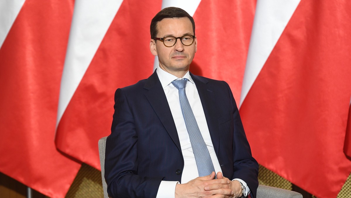 Polska konstytucja powinna zmienić się tak, aby stworzyć jeden silny ośrodek władzy wykonawczej. Dla kraju lepszy byłby system kanclerski - wynika z ankiet przeprowadzonych na zlecenie Prawa i Sprawiedliwości w grupie kilkunastu konstytucjonalistów.