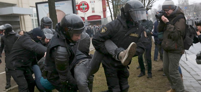 Białoruska milicja brutalnie stłumiła protest opozycji. Setki zatrzymanych w Mińsku