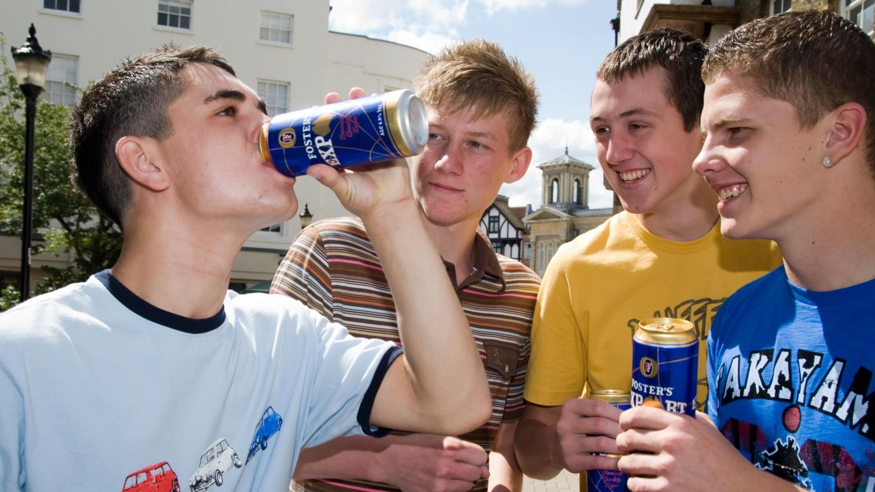 Подросток много пьет. Молодежь с пивом. Компания с пивом. Алкоголизм молодежи. Школьник с пивом.