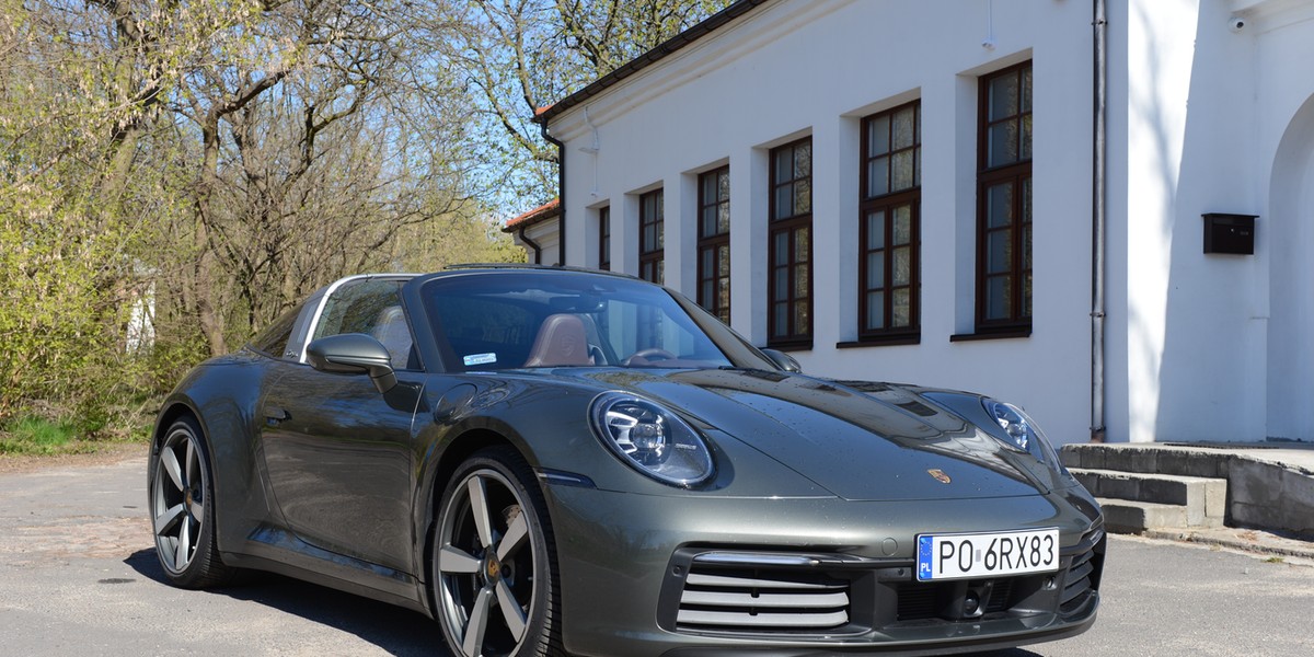 Porsche 911 Targa 4S to jedna z najbardziej rozpoznawalnych wersji słynnej "911-tki", nawiązujący do wersji wymyślonej w 1965 roku. Powstała ona z myślą o rynku USA, gdzie proponowano zakaz sprzedaży kabrioletów.