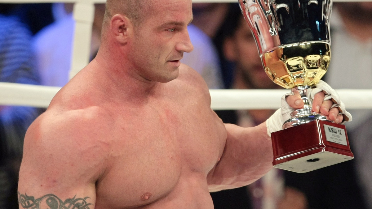 Mariusz Pudzianowski wygrał przez nokaut z Erikiem Eschem w walce wieczoru podczas czternastej gali Konfrontacji Sztuk Walki, która odbyła się w Łodzi. "Pudzian" po krótkiej wymianie ciosów, wręcz zmasakrował rywala.