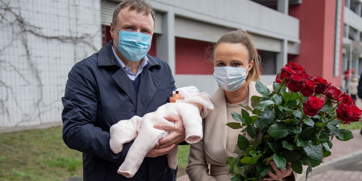 Joanna i Jacek Kurski razem z Anną Klarą Teodorą wyszli ze szpitala.