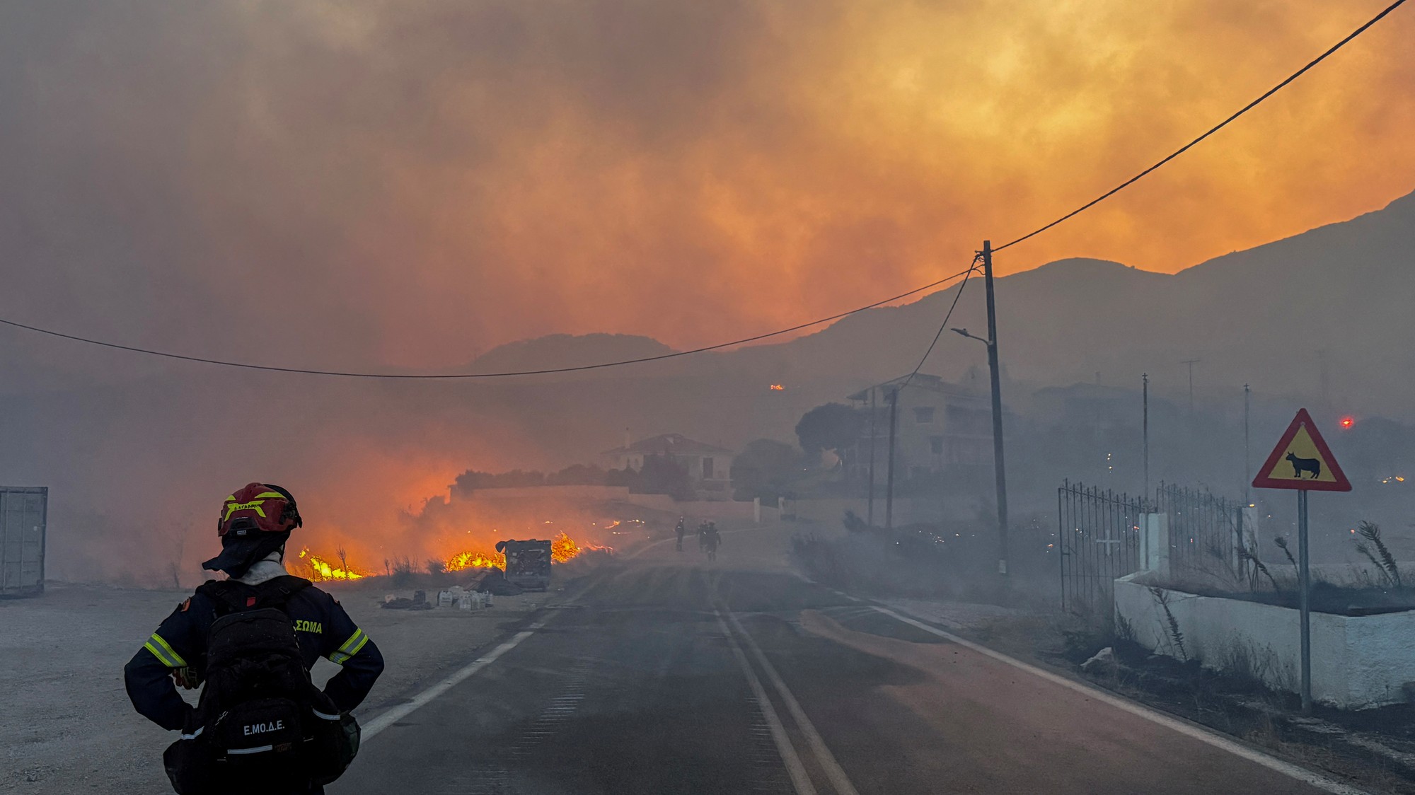 Hasiči bojujú s lesnými požiarmi na gréckom ostrove Chios.