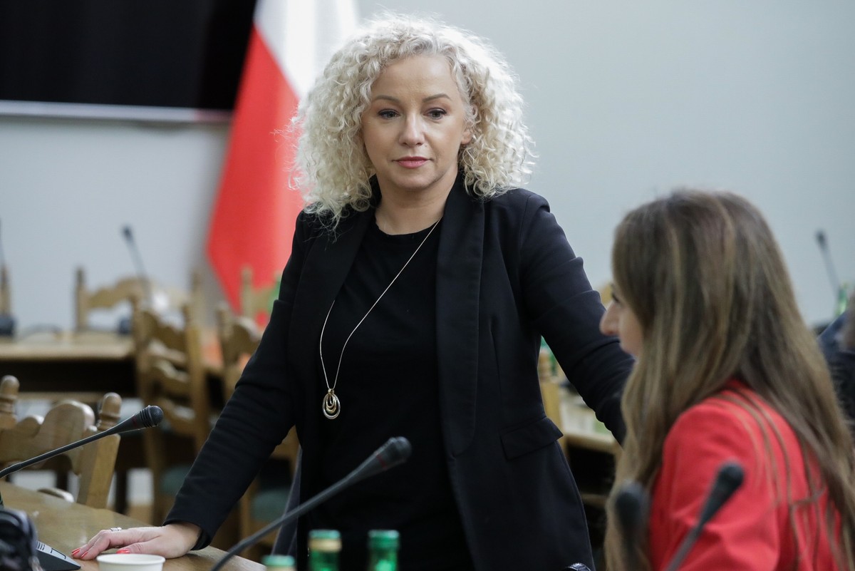 Wszystkie programy prorodzinne zostaną utrzymane, jestem ich gorącą zwolenniczką; rozmawiamy też o różnych propozycjach dla opiekunów osób starszych - powiedziała PAP posłanka Lewicy Katarzyna Kotula. Chciałabym się też zmierzyć z luką demograficzną; to jest wyzwanie, a ja lubię wyzwania - dodała.