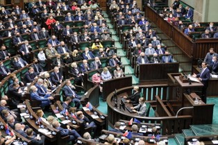 PiS ma 35 proc. poparcie, KO - 15 proc. Jest najnowszy sondaż CBOS