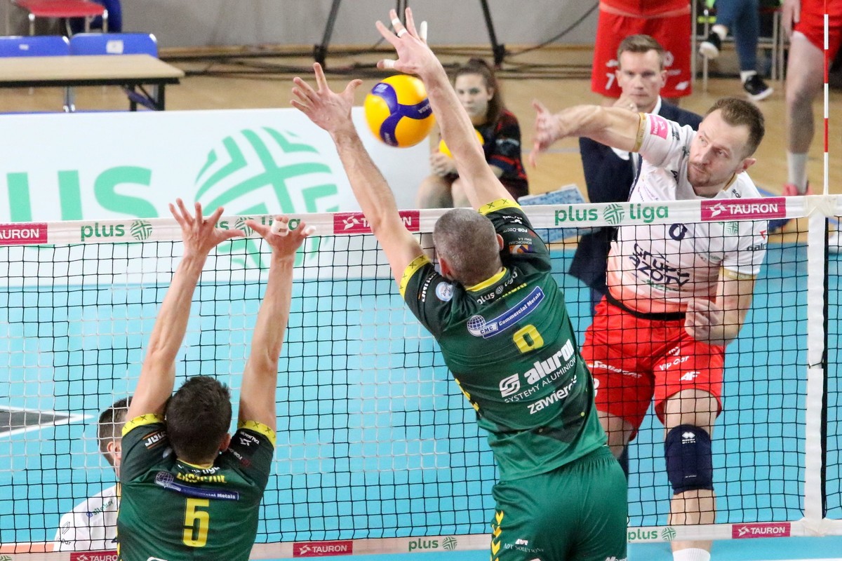 Siatkarz Grupy Azoty Zaksy Kędzierzyn-Koźle Adrian Staszewski (P) oraz Miłosz Zniszczoł (L) i Dawid Konarski (C) z Aluronu CMC Warty Zawiercie podczas meczu Ekstraklasy