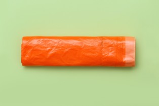 Nowy, pomarańczowy worek na śmieci w Polsce. Co do niego wrzucać?