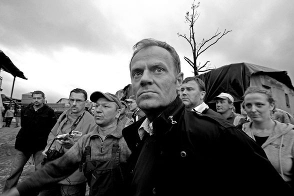 • Zdjęcie pojedyncze - II miejsce w kategorii LUDZIE

Autor: Agnieszka Astaszow
Błotnica Strzelecka. Premier Donald Tusk dzień po przejściu trąby powietrznej w woj. opolskim spotyka się z poszkodowanymi. Ogrom strat, jakie zobaczył, przekonał go do przyznania pomocy rządowej dla mieszkańców tych terenów. 16 sierpnia 2008