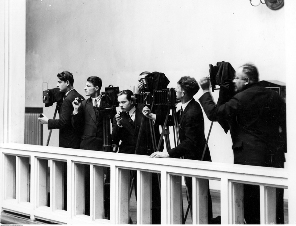 Warszawa, 26 listopada 1930. Fotoreporterzy przy pracy podczas posiedzenia Sejmu
