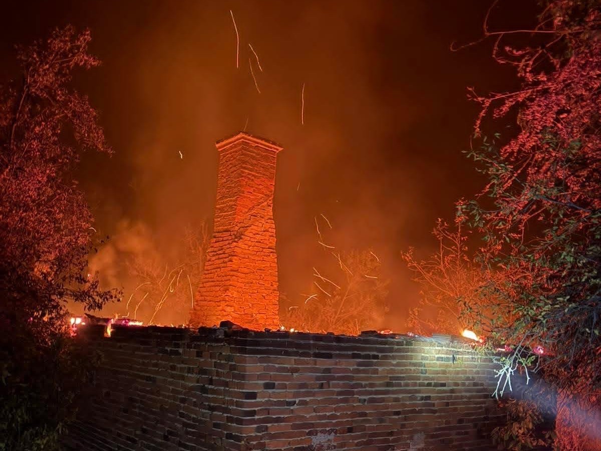 VELIKI POŽAR U ŽAGUBICI Vatra zahvatila veliku površinu, vatrogascima otežan pristup: Ima POVREĐENIH (FOTO)