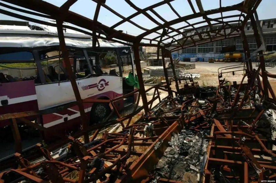 Izraelski putnički autobusi koje su u vazduh digli palestinski bombaši samoubice čekaju da se odnesu na autobuski otpad u depou Eged u junu 2003. godine | Foto: Getty Images
