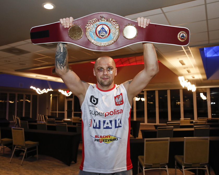 KRZYSZTOF GLOWACKI ZE SWOIM NOWYM PASEM MISTRZOWSKIM WBO W CHICAGO
